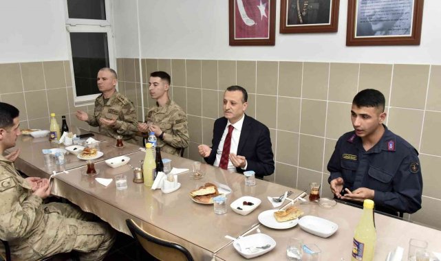 Vali Taşbilek, orucunu Mehmetçikle açtı