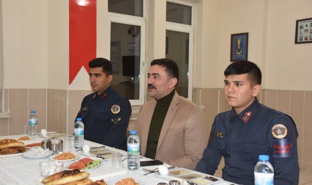 Vali Tekbıyıkoğlu, jandarma personeliyle sahur yaptı
