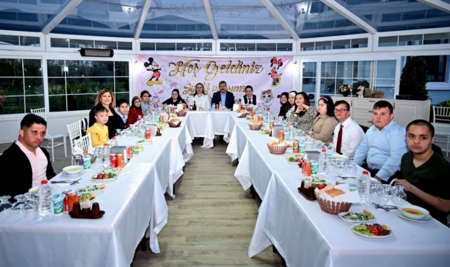 Vali Yılmaz ve eşi, down sendromlu çocuklarla iftarda buluştu