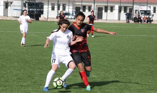 Van Büyükşehir Belediyesi Kadın Futbol takımı liderlik koltuğuna oturdu