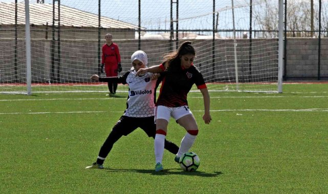 Van Büyükşehir Belediyesi Kadın Futbol Takımı namağlup liderliğini sürdürüyor