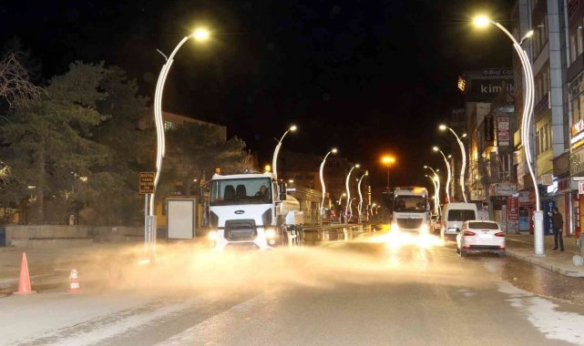 Van Büyükşehir'den gece boyu temizlik mesaisi