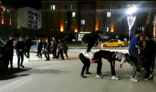 Vanlı gençler iftar sonrası uzun eşek oyunu oynadı