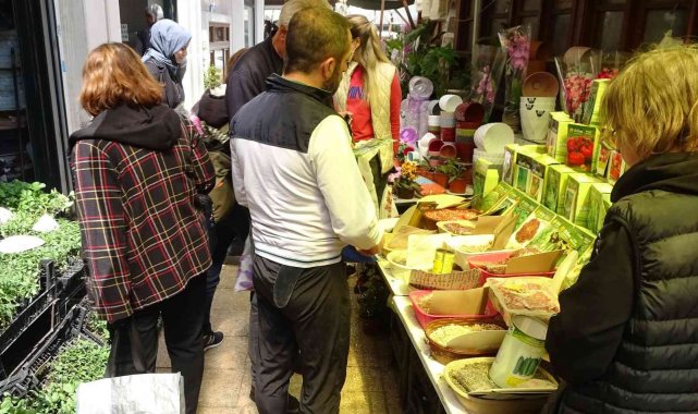 Vatandaşlar kendi sebzesini yetiştirmek için tohumculara akın etti