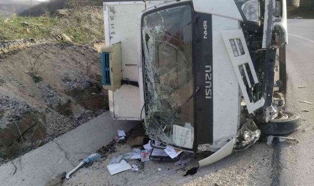 Virajı alamayan kamyonet devrildi, 2 kişi yaralandı