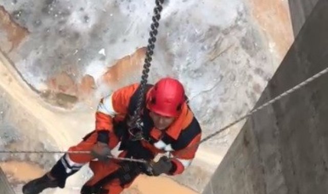 Viyadük inşaatında asansörde mahsur kalan işçileri itfaiye kurtardı