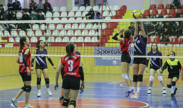 Voleybol turnuvası büyük heyecan sahne oldu