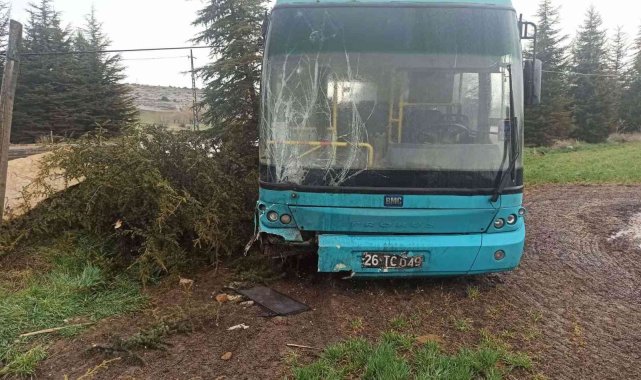 Yağmurda kontrolden çıkan halk otobüsü ağaçlara çarptı: 3&#039;ü çocuk 4 yaralı