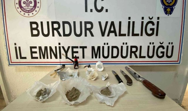 Yakalanacaklarını anlayınca uyuşturucu maddeyi araçtan dışarıya attılar