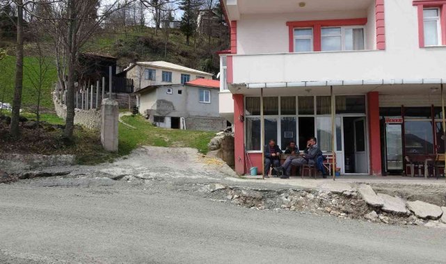 Yaklaşık 500 kişinin yaşadığı mahalle santim santim kayıyor