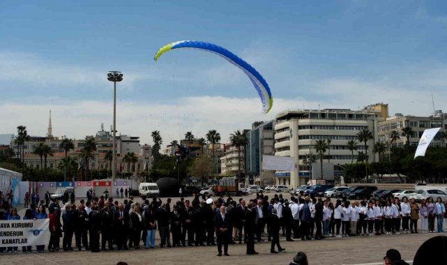 Yamaç paraşütçüsü törendeki kalabalığa çarptı