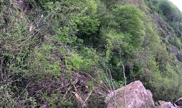 Yamaçtan kopan kaya parçaları temizlendi, Hopa-Kemalpaşa karayolu ulaşıma açıldı