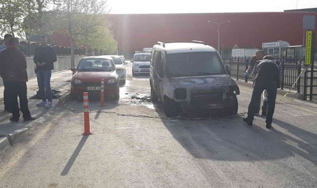 Yanan aracını söndürmek isterken yaralandı