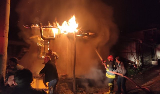 Yanan evden vatandaşların kurtardığı yaşlı adam hastanede hayatını kaybetti