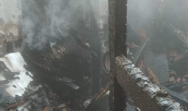 Yangında bir ev kullanılamaz hale geldi