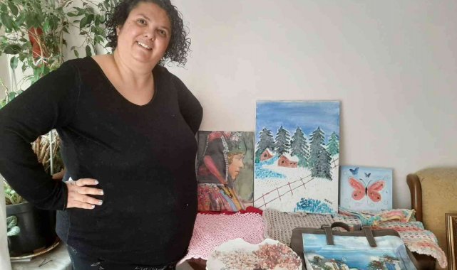 Yaptığı eserlerin geliri ile ihtiyaç sahiplerine yardımda bulunuyor