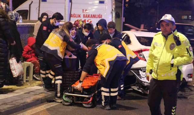 Yarım saat arayla gerçekleşen iki farklı trafik kazası: Toplam 9 yaralı