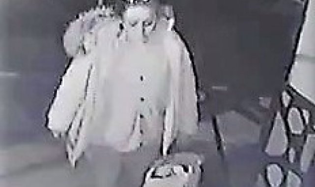 Yaşlıları uyutup soyan kadın battaniyenin içinden çıktı