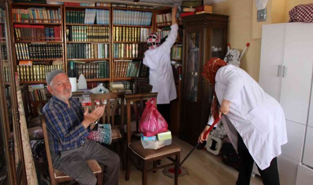 Yaşlıların evlerinin bayram temizliği 'Hünerli Eller'den