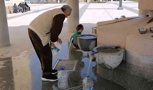Yayladan getirilen kaynak suyu vatandaşların akınına uğruyor