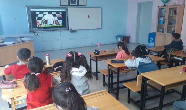 Yazıhan'da öğrenciler eTwinning projesiyle satranç öğreniyor