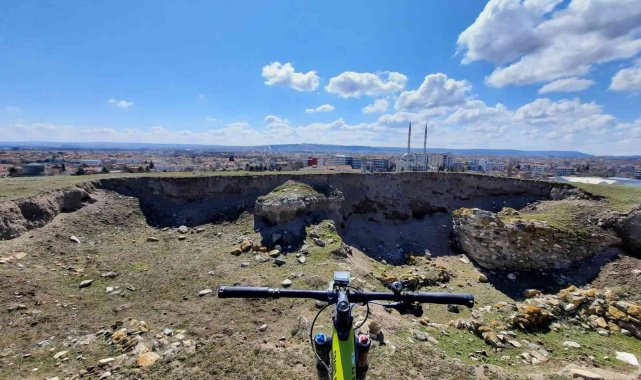 Yeni rotalar keşfeden millî sporcunun son durağı Şarhöyük kazı alanı oldu