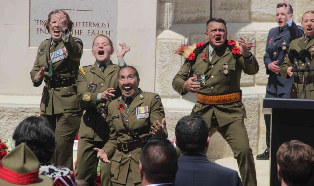 Yeni Zelanda askerleri atalarını 'haka' dansıyla andı