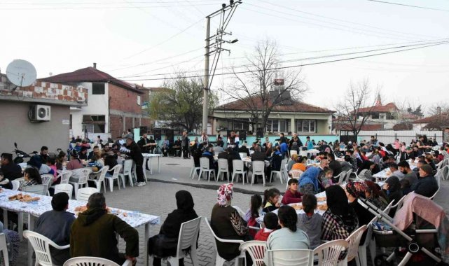 Yenişehir Belediye Başkanı Aydın&#039;dan Roman Mahallesi&#039;nde iftar