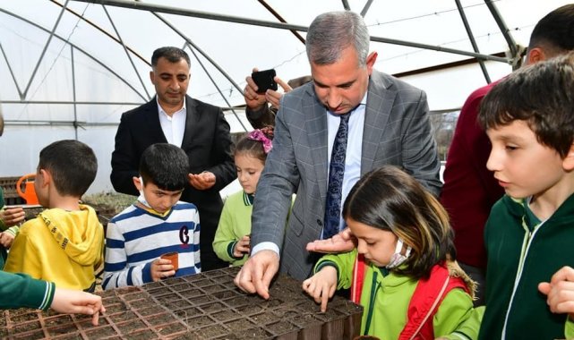 Yeşilyurt'ta dededen toruna tohumlar toprakla buluşuyor