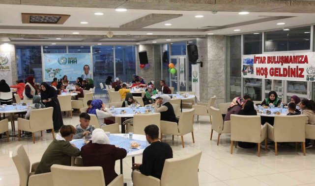 Yetim ve öksüzler iftar yemeğinde buluştu