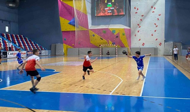 Yıldızlar Hentbol Türkiye Şampiyonası Zonguldak'ın ev sahipliğinde sürüyor