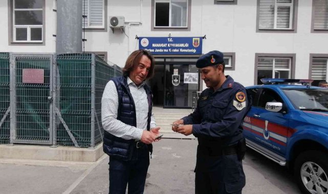 Yolda bulduğu 300 doları jandarmaya teslim etti