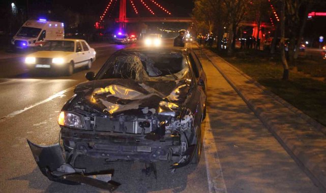 Yolun karşısına geçmek isteyen 2 genç otomobilin çarpması sonucu hayatını kaybetti