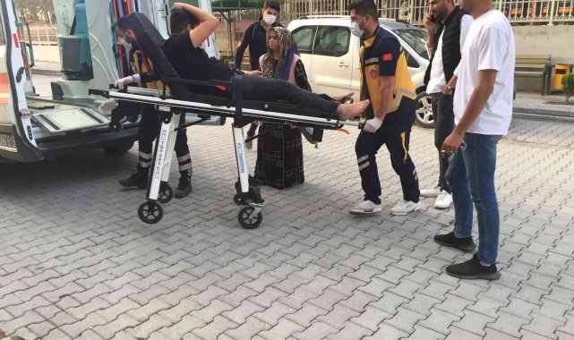 Yolun karşısına geçmek isteyen gencin ayağını otomobil ezdi