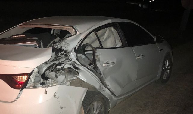 Yük treni hemzemin geçitte otomobile çarptı