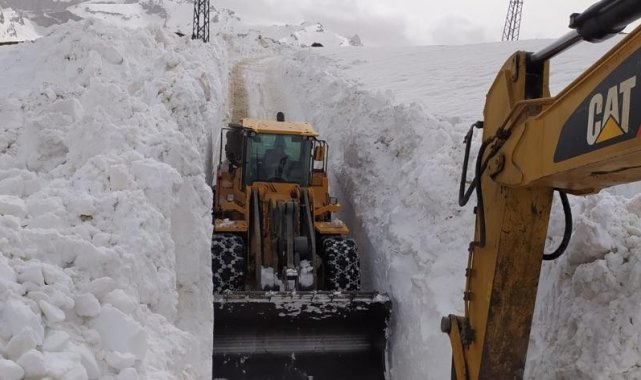 Yüksekova'da 8 metrelik kar tünelleri