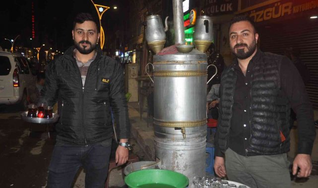 Yüksekova&#039;da Ramazan gecelerinin vazgeçilmezi semaver çayı