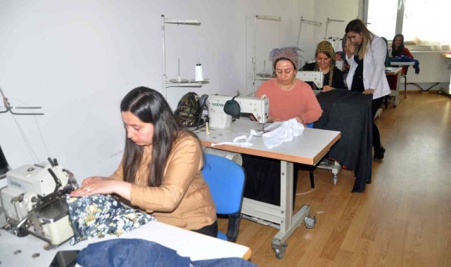 Yüksekovalı kadınların diktiği elbiselere İran ve Irak'tan talep