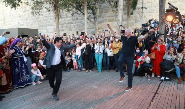 Yunanistan eski Başbakanı Papandreou sirtakiyi bırakıp, Başkan Aras&#039;la zeybek oynadı