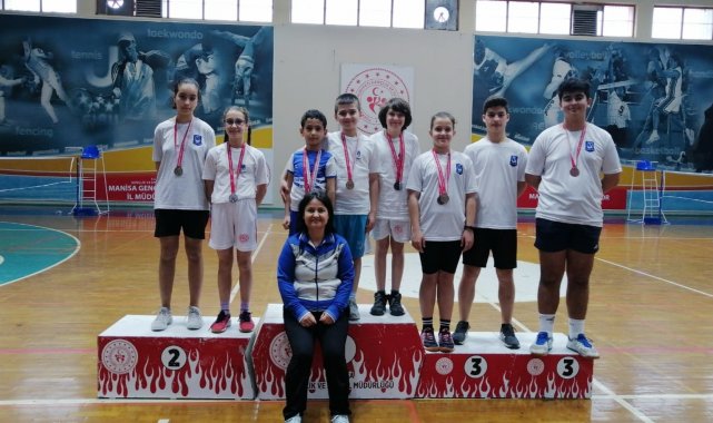 Yunusemreli badmintonculardan 23 Nisan turnuvasında 23 madalya