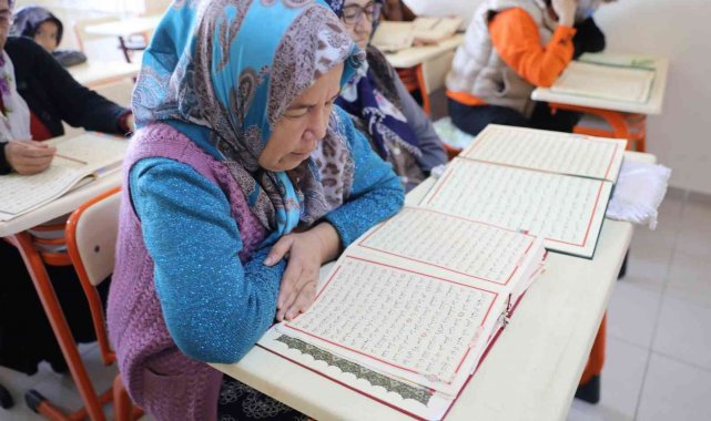 Yüreğir'de kadınlar Kur'an-ı Kerim öğreniyor
