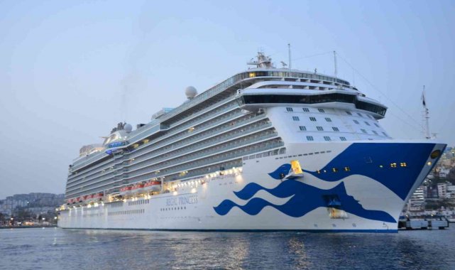 Yüzen şehir Kuşadası'nda