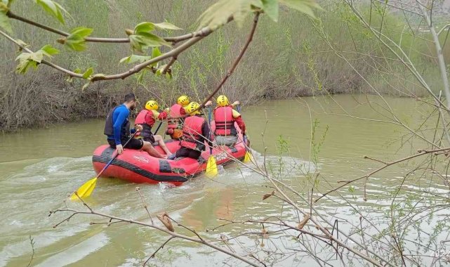 Zap Suyu&#039;nda rafting yaparak yarışmalara hazırlanıyorlar