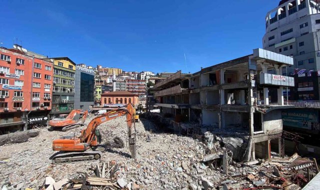 Zonguldak'ta 130 esnafın tahliye edildiği iş hanının yıkımı devam ediyor