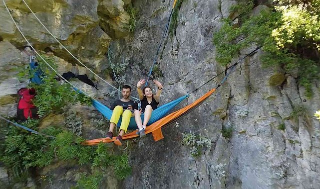 100 metre yüksekteki kayalık yamaçta hamak kurup kamp yaptılar