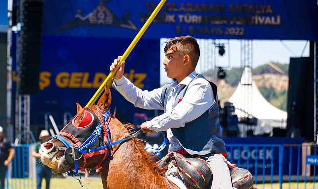 11 kişilik cirit takımının 12 yaşındaki üyesi cesareti ve yeteneğiyle örnek oluyor