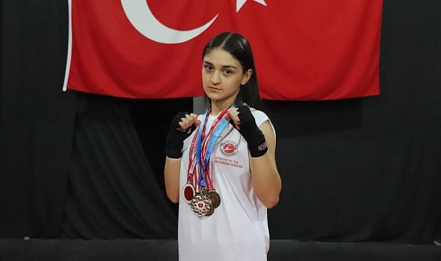 17 yaşındaki Selvinaz, kick boksta dünya şampiyonu oldu