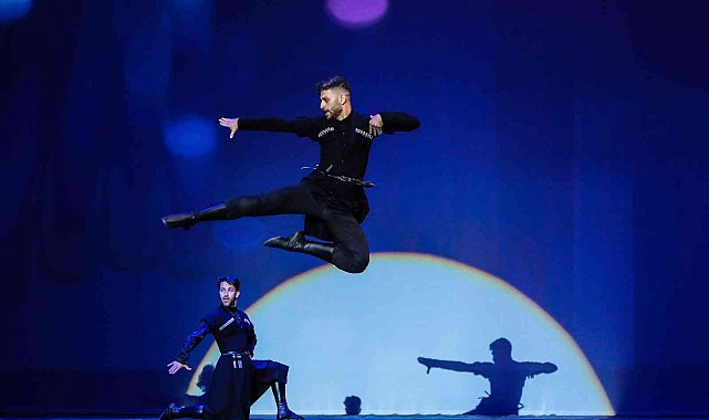 180 kişilik dev kadro dans performanslarıyla göz kamaştırdı