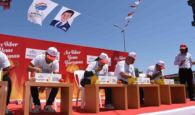3 dakikada en çok acı biberi yiyebilmek için kıyasıya yarıştılar