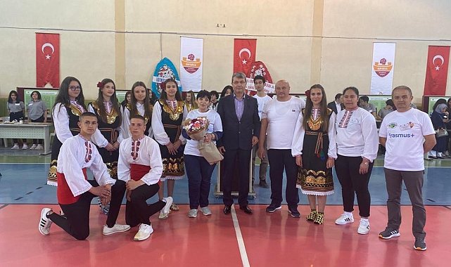 3 farklı ülkeden gelen öğrenciler Bilim Fuarı'nda görsel şölen yaşattı